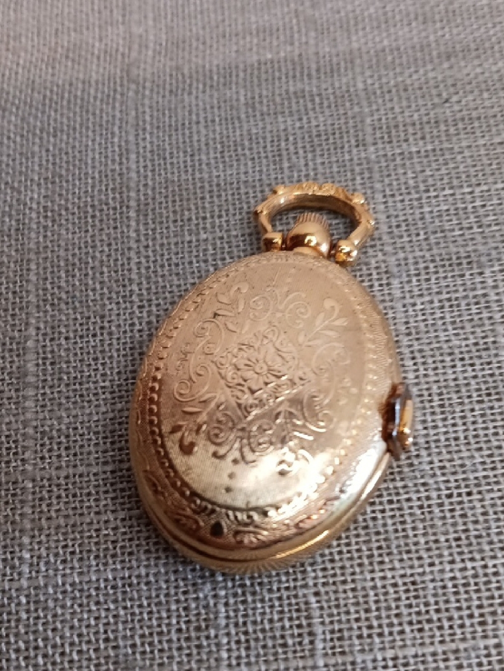 Gold Tone Pendant Watch Quartz Locket Style No Chain - Picture 3 of 7